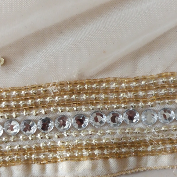 Stunning dupatta with satin roses and sequins - Picture 6 of 6